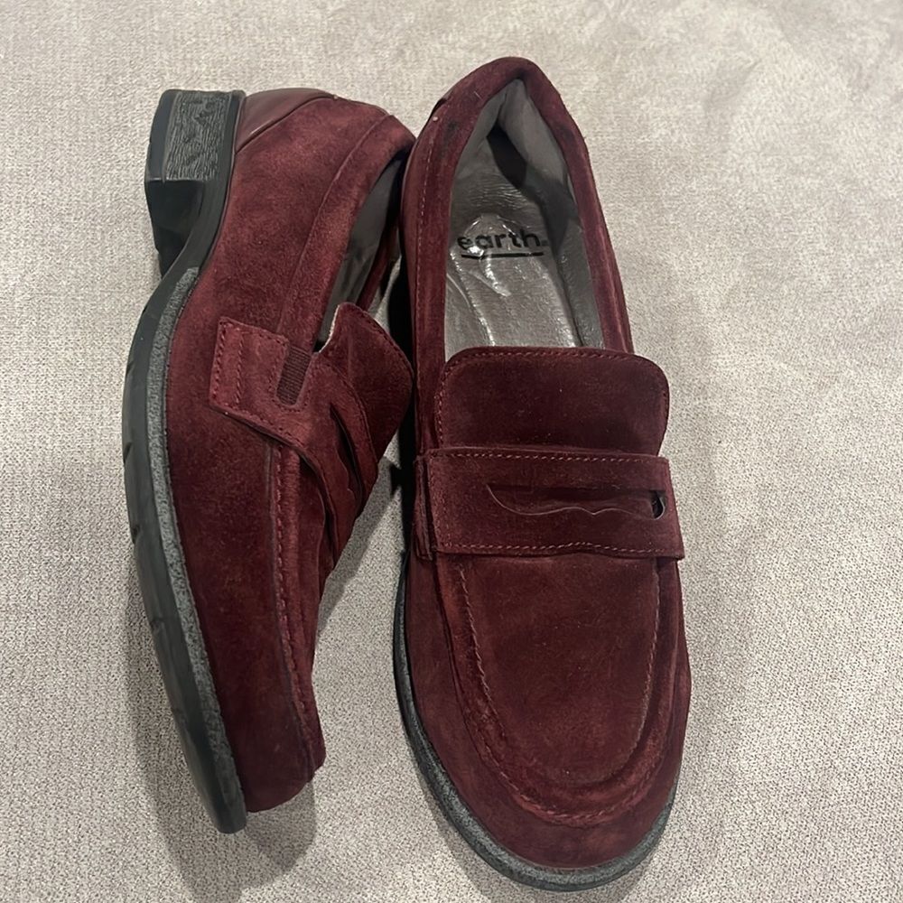 Earth burgundy suede leather loafers